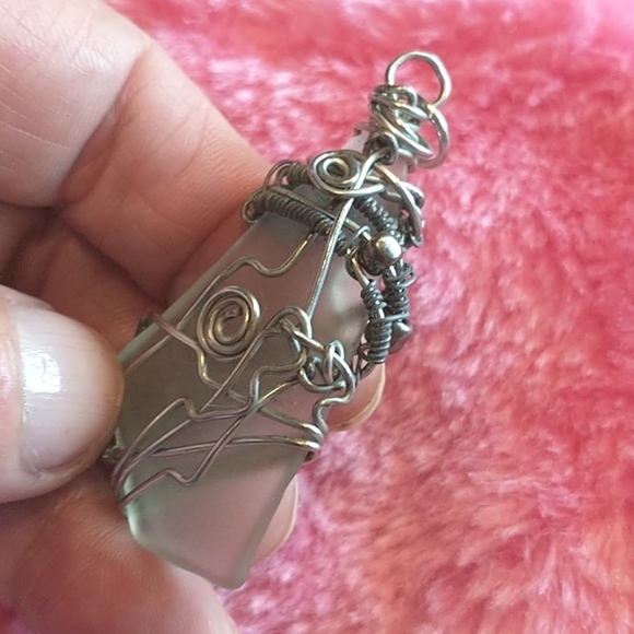 NWT Gorgeous Wire Wrapped Beach Glass Pendant - Picture 4 of 4